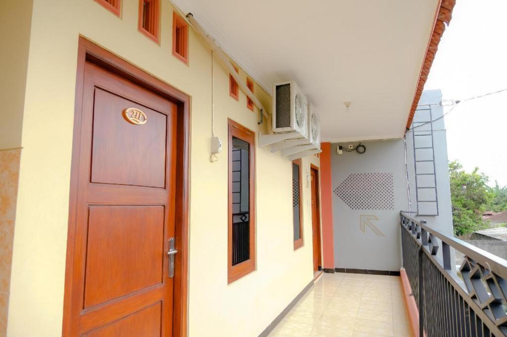 Oyo 2826 Panderman Residence Blitar المظهر الخارجي الصورة
